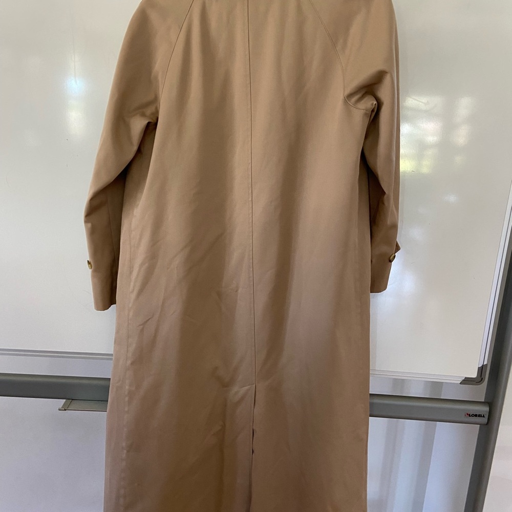 Vintage women’s trench with wool lining. Excellent used condition!